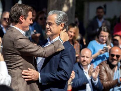 Albert Rivera se abraza a Marcos de Quinto, su número dos al Congreso por Madrid, el 16 de marzo. En vídeo, de Quinto anuncia su candidatura al Congreso.