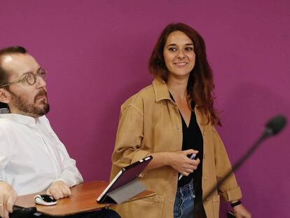 Los coportavoces de Podemos Pablo Echenique y Noelia Vera. En vídeo, Podemos propone prohibir que los partidos y los medios puedan financiarse a través de bancos