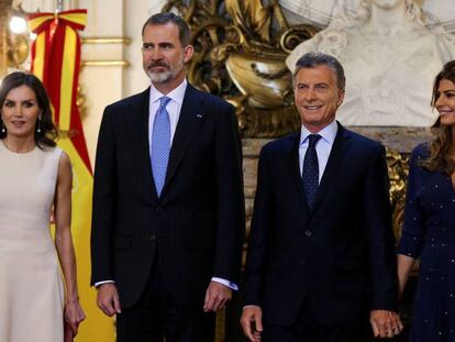 Los Reyes junto a Macri y su mujer, Juliana Awada. En vídeo, los Reyes Felipe y Letizia visitan Argentina.