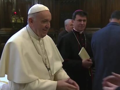 El Papa no dejó que los fieles besaran su mano por “una simple cuestión de higiene”