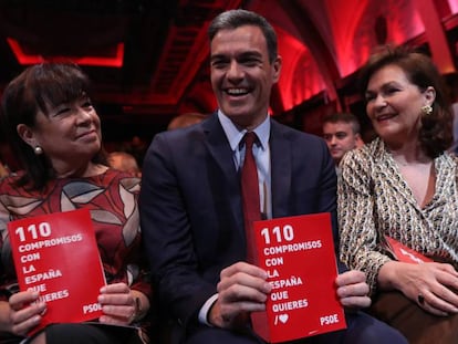 Pedro Sánchez, junto a Cristina Narbona y Carmen Calvo, en la presentación del programa socialista.