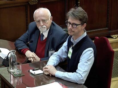 El exparlamentario alemán Felix Von Grünberg (izquierda) y el intérprete, durante la sesión de este martes en el Tribunal Supremo. En vídeo, Diplocat asumió el coste de los observadores internacionales según el testimonio de un miembro del equipo.