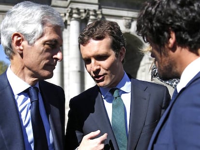 Pablo Casado, Adolfo Suárez Illana y Miguel Abellán este jueves en la Puerta de Alcalá de Madrid. En vídeo, declaraciones de Casado.