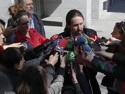 El líder de Podemos, Pablo Iglesias, a su salida de la Audiencia Nacional tras declarar como perjudicado del caso de la guerra sucia de la 'policía patriótica' contra él y Podemos, el pasado miércoles. En vídeo, su entrevista en 'Hoy por Hoy' de la Cadena SER, este viernes.