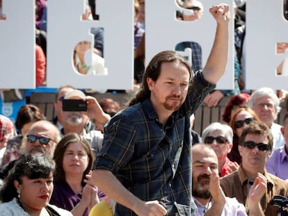 El secretario general de Podemos, Pablo Iglesias, en un acto celebrado en la Plaza del Castillo de Pamplona. En vídeo, declaraciones de Iglesias.