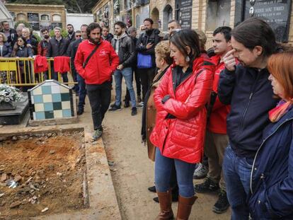 Pablo Iglesias y su madre Luisa Turrión, en el cementerio de Paterna, junto a la fosa común 115. En vídeo, un emocionado Iglesias visita en Paterna el inicio de los trabajos de exhumación de la fosa donde se cree que está su tío-abuelo.