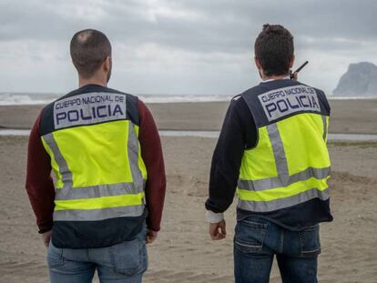 Agentes de la Policía Nacional de la Línea en una de las playas. En vídeo, los narcos se reorganizan para burlar el cerco policial tras el último golpe en el que han caído los 51 miembros de una banda.