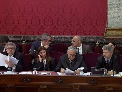 Imagen capturada de la señal institucional del Tribunal Supremo del banco de las defensas. En segunda fila, los acusados Forn, Romeva, y Junqueras. En vídeo, la declaración de un comisario desvela que nada ocurrió por casualidad.