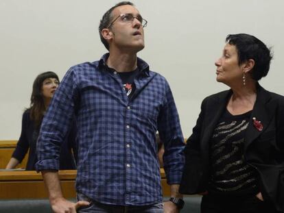 El parlamentario de EH Bildu Julen Arzuaga, este jueves en la Cámara vasca junto a Jone Goirizelaia.