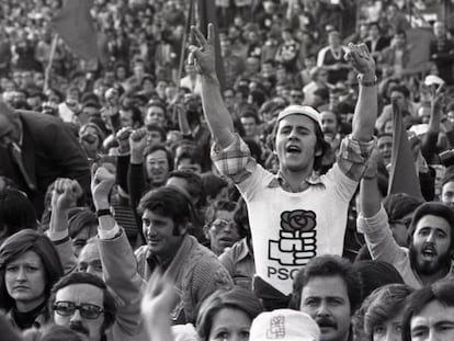 Mitin de cierre de campaña del PSOE en 1977 en el estadio del Rayo Vallecano. En vídeo, así han cambiado los mítines en los últimos 40 años.