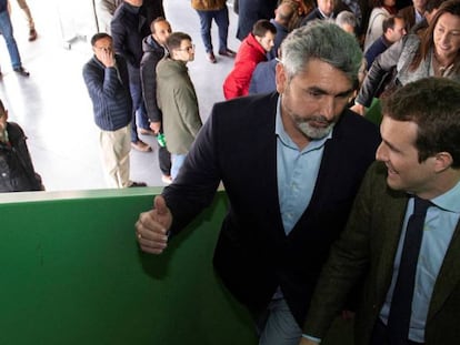 El presidente del PP, Pablo Casado (d), acompañado del cabeza de lista del PP al Congreso por Huelva; Juan José Cortés, padre de Mari Luz.