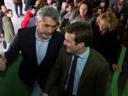 El presidente del PP, Pablo Casado (d), acompañado del cabeza de lista del PP al Congreso por Huelva; Juan José Cortés, padre de Mari Luz.