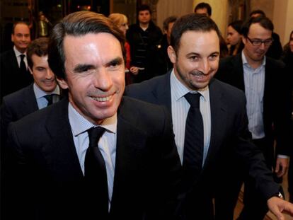 José María Aznar, izquierda, y Santiago Abascal, en la fundación Denaes en 2011. Detrás, Pablo Casado. En vídeo, Aznar arremete contra Vox en un acto de la semana pasada.