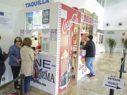 Vecinos de Daimiel, Ciudad Real, compran las entradas para una retransmisión de ópera en el nuevo cine abierto en la localidad.