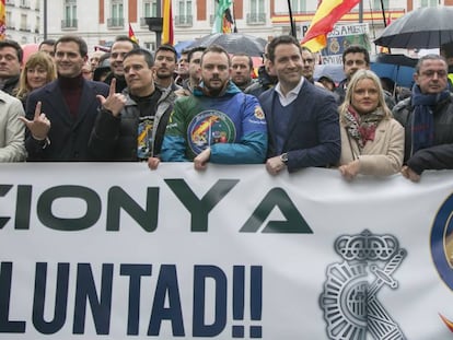 Cabecera de la manifestación convocada por la asociación Jusapol, con Albert Rivera (primero por la izquierda), Teodoro García Egea (cuarto por la derecha) y Javier Ortega Smith (primero por la derecha), este sábado.