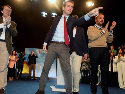 El candidato del PP a la Presidencia del Gobierno, Pablo Casado, y el candidato del PP a la Presidencia de la Junta de Castilla y León, Alfonso Fernández Mañueco (i), en un mitin de este sábado en Salamanca.