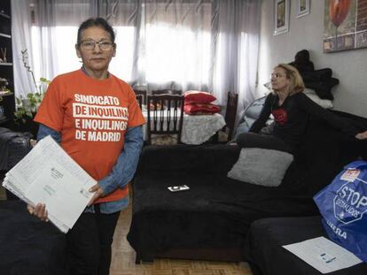 Alicia Madoño en su vivienda de alquiler de cincuenta metros cuadrados en Usera, en Madrid, comprada por un fondo de inversión que quiere desalojarla.