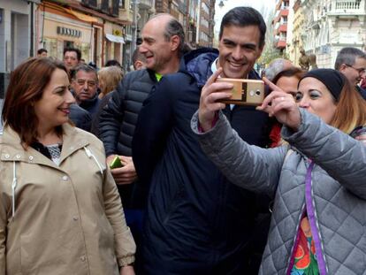 Pedro Sánchez, fotografiándose con viandantes por las calles de Palencia. En vídeo, intervención de Sánchez en un mitin.