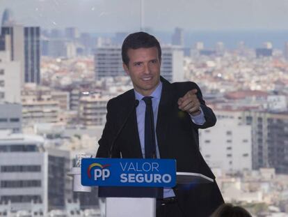 El líder del PP, Pablo Casado, presenta su programa electoral en Barcelona. En vídeo, las reacciones de los políticos a la encuesta del CIS.