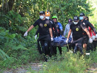 El cadáver de Tundidor tras ser rescatado. En vídeo, declaraciones de la presidenta de la Junta Provincial de Cruz Roja en Ecuador y del Cónsul adjunto de España.
