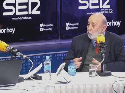 José Félix Tezanos, a la derecha, durante la entrevista realizada por Pepa Bueno en la SER, este miércoles.