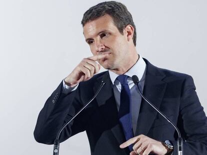 Pablo Casado, este miércoles en un desayuno informativo en Madrid. En vídeo, las declaraciones del presidente del partido en Onda Cero y su posterior rectificación.