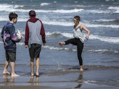 Día de playa en la Malvarrosa de Valencia a finales de marzo. Vídeo: Se espera una buena ocupación en Semana Santa.