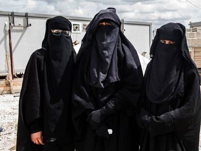 Yolanda Martínez, Loubna Fares y Luna Fernández, en el campo de retención para familiares del ISIS de Al Hol (Siria).