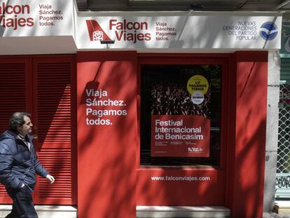 Fachada principal de la agencia de viajes ficticia que Nuevas Generaciones ha inaugurado este viernes en la calle de Ferraz, al lado de la sede del PSOE. En vídeo, la campaña Falcon Viajes.