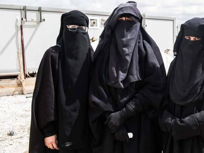 Las españolas Yolanda Martínez, Lubna Miludi y Luna Fernández, en el campo de Al Hol, noreste de Siria. En vídeo, entrevista a las tres mujeres.