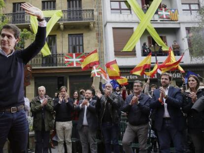 Albert Rivera en la plaza de los Fueros de Errenteria. JAVIER HERNÁNDEZ / VÍDEO: AITOR BENGOA / EPV