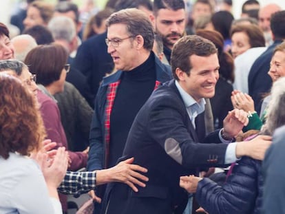 Pablo Casado saluda a los asistentes a un mitin en Nemenzo (Santiago de Compostela).