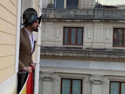 Santiago Abascal, presidente de Vox, con un morrión, casco militar del siglo XVI que usaban los ejércitos españoles. En vídeo, el líder de Vox a través de sus frases.