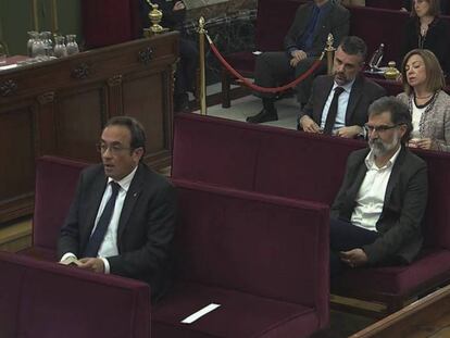 Jordi Cuixart, durante la sesión del juicio. En vídeo, momento del reproche de Marchena a Marina Roig, abogada de Jordi Cuixart.