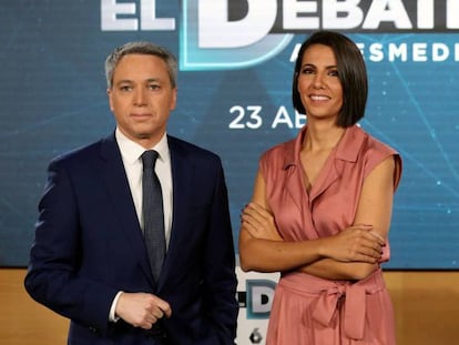 Los periodistas Ana Pastor y Vicente Vallés, en la presentación del debate. En vídeo, declaraciones de Abascal.