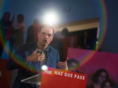 Pedro Sánchez, durante un acto del PSOE en Palma de Mallorca. En vídeo, declaraciones del líder de Ciudadanos, Albert Rivera.