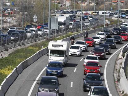 Un tramo de la A-3, a su paso por Madrid. En vídeo, la DGT blinda las carreteras en Semana Santa.