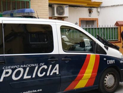 Dos miembros de la Policía Nacional, junto a la vivienda del yihadista sospechoso. En vídeo, detenido en Marruecos un presunto yihadista que quería atentar en la Semana Santa de Sevilla.