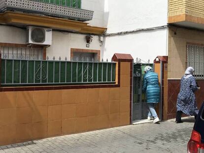 La madre del presunto yihadista sale de su casa en Sevilla. En vídeo, la familia del presunto yihadista detenido en Marruecos pide respeto.