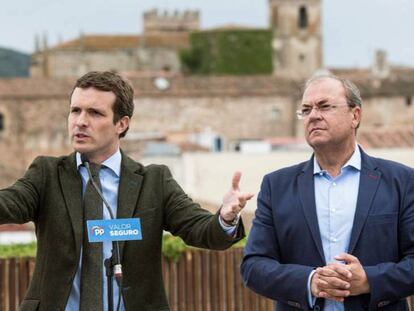 Pablo Casado y el candidato a la presidencia de Extremadura, José Antonio Monago, este jueves, en Cáceres. En vídeo, las críticas de Casado a Sánchez durante nueve meses.
