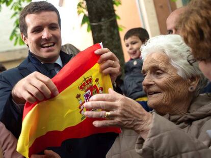 Pablo Casado saluda a unas vecinas este viernes en Pamplona.