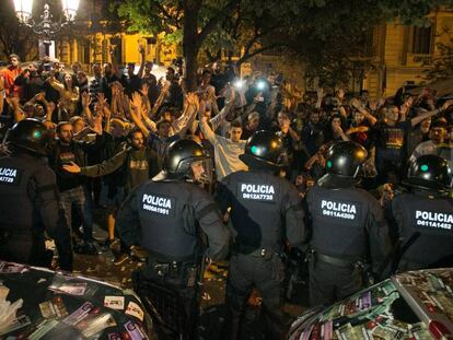 FOTO: Despliegue de los Mossos en la Consejería de Economía durante el registro del 20 de septiembre de 2017.'/ VÍDEO: El testimonio de un policía.