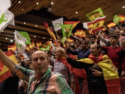 Seguidores de Vox en un mitin de la formación de ultraderecha en Granada. En vídeo, las frases que definen cómo piensa Santiago Abascal, candidato de Vox.
