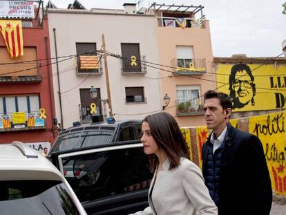 Inés Arrimadas, cabeza de lista de Ciudadanos al Congreso por Barcelona, este domingo durante su visita a Torroella de Montgrí (Girona) Robin Townsend EFE