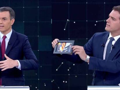 Albert Rivera muestra una foto a Pedro Sánchez durante el debate. En vídeo, el 'minuto de oro' de Albert Rivera.