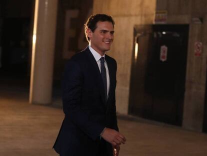Llegada de Albert Rivera a los estudios de Prado del Rey para el Debate TVE. En vídeo, el minuto inicial de Rivera.