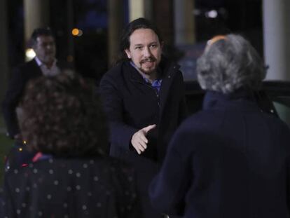 Pablo Iglesias, a su llegada al debate a cuatro organizado por TVE. En vídeo, Iglesias lee la Constitución.