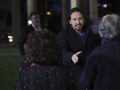 Pablo Iglesias, a su llegada al debate a cuatro organizado por TVE. En vídeo, Iglesias lee la Constitución.