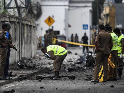 Personal de seguridad inspecciona la zona en la que ha explotado un artefacto este lunes en Colombo. En vídeo, una pareja de jóvenes españoles, entre las víctimas mortales de los atentados de Sri Lanka.
