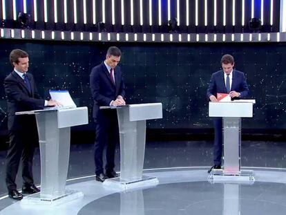 De izquierda a derecha, los candidatos Pablo Casado (PP), Pedro Sánchez (PSOE), Albert Rivera (Ciudadanos) y Pablo Iglesias (Podemos), durante el debate de RTVE, este lunes. En vídeo, Casado le reprocha a Rivera sus críticas durante el debate.